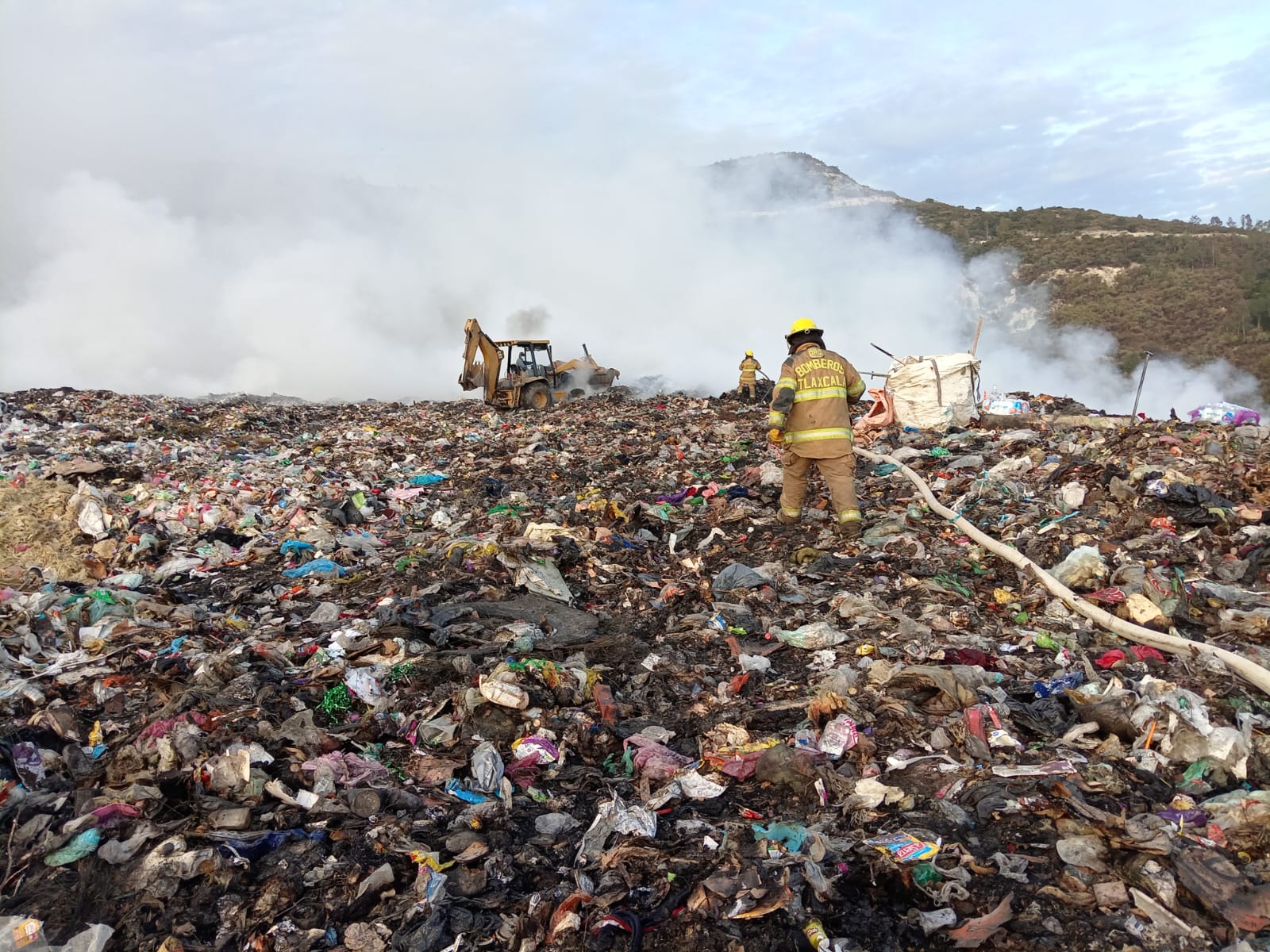 Controlado, el incendio dentro del sitio de disposición final de Panotla